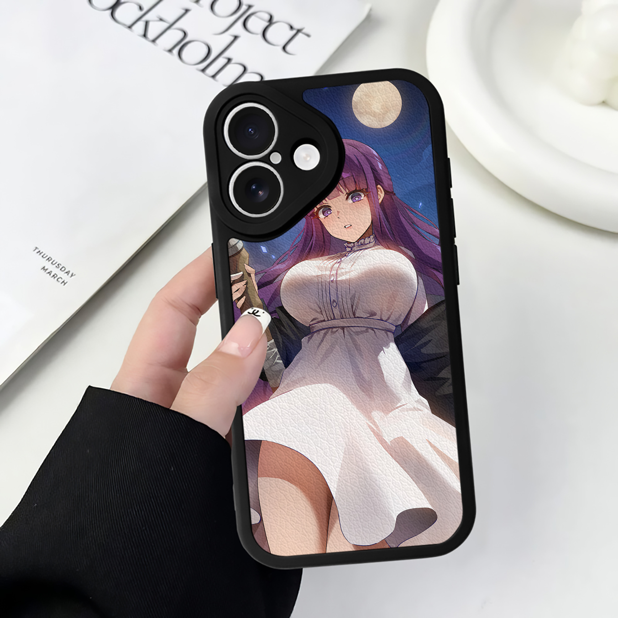 （画像用） 葬送のフリーレン Frieren 【iPhone 16シリーズ対応】シリコンスマホケース（レザー調） 材質：シリコン